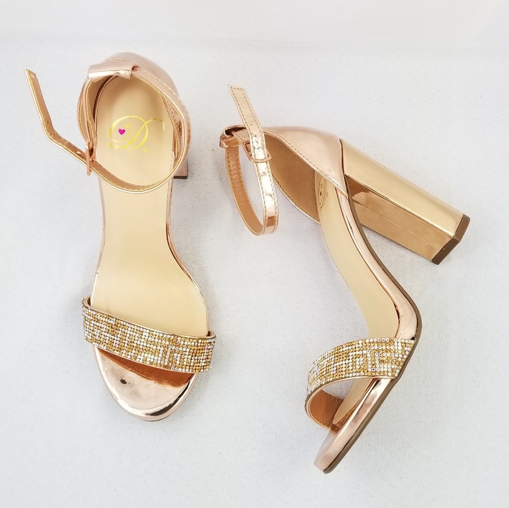 Delicious gold Heels size 6